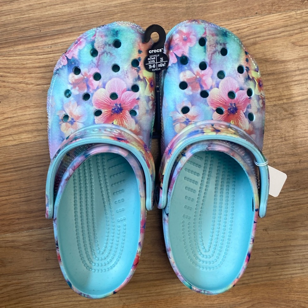 Crocs Classic Dream Clog Floral Shoes New with Tags Men’s size 7 Women’s size 9